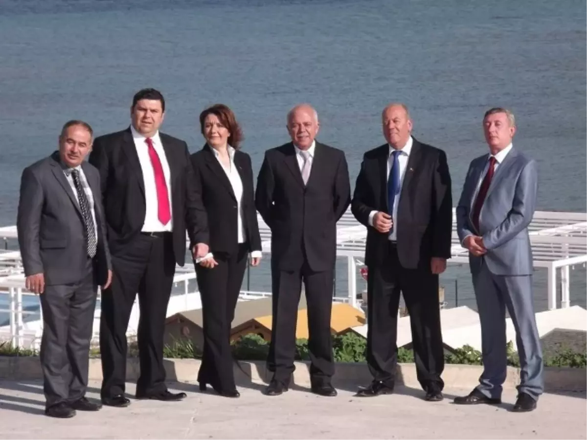 AK Parti Çeşme\'de Cenger Kolları Sıvadı