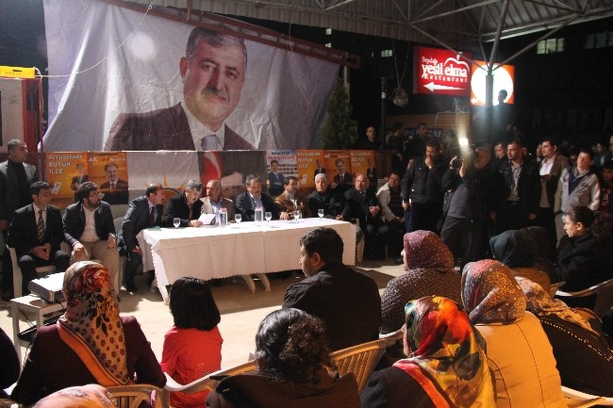 AK Parti Heyeti Yavuz Selim Mahallesi\'nde Seçim Çalışması Yaptı
