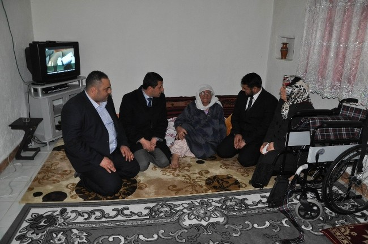 AK Parti\'li Parlak, Engelli Kadına Tekerlekli Sandalye Hediye Etti