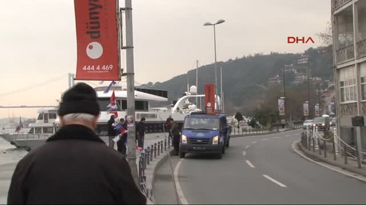 İBB, Siyasi Parti Afişlerini Söktü
