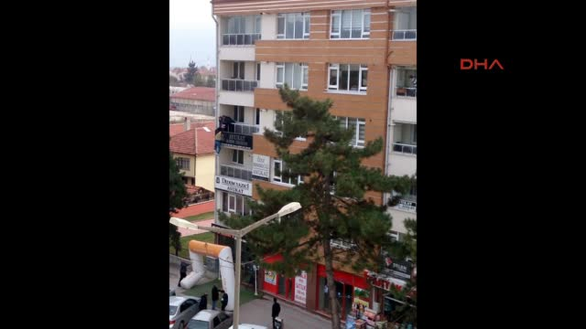 Astsubay, Avukat Bürosunun Balkonundan Atlamaya Kalkıştı