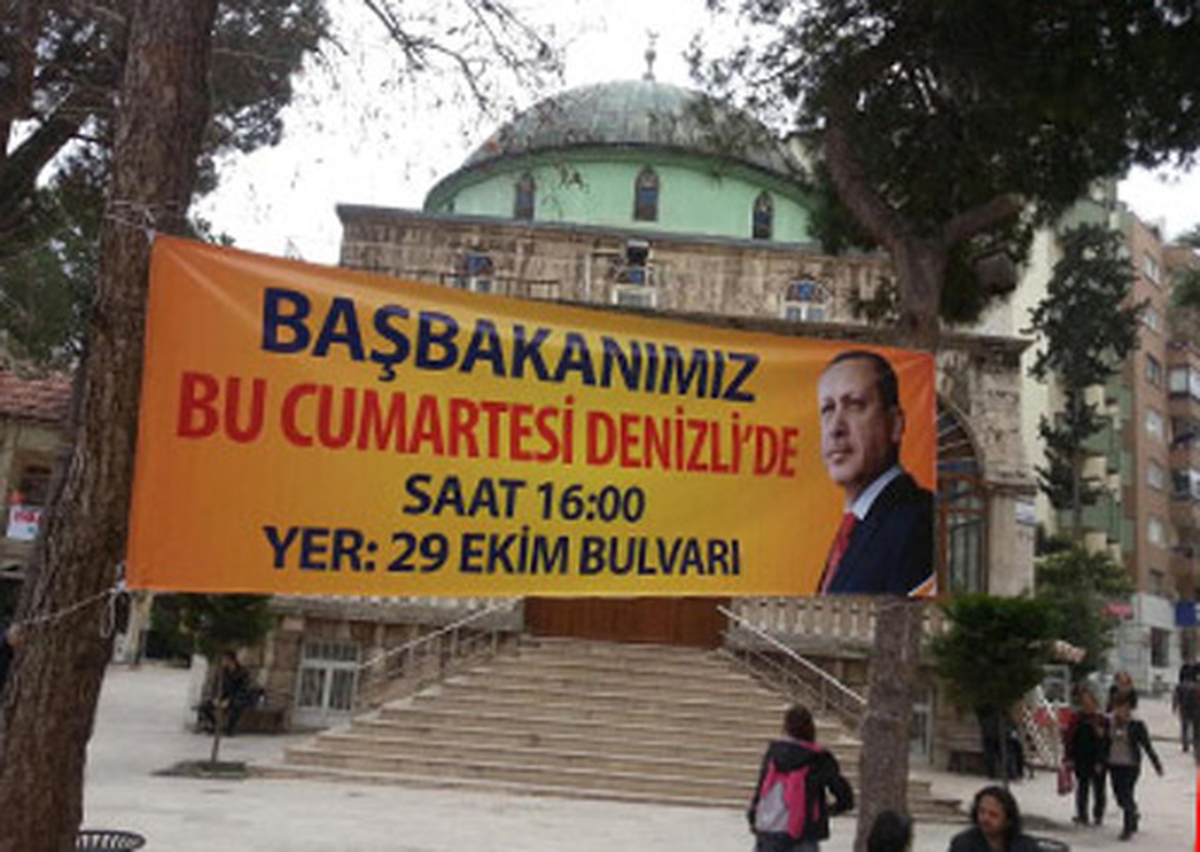 Başbakan Erdoğan\'ın Cami Önündeki Davet Afişleri Kaldırıldı