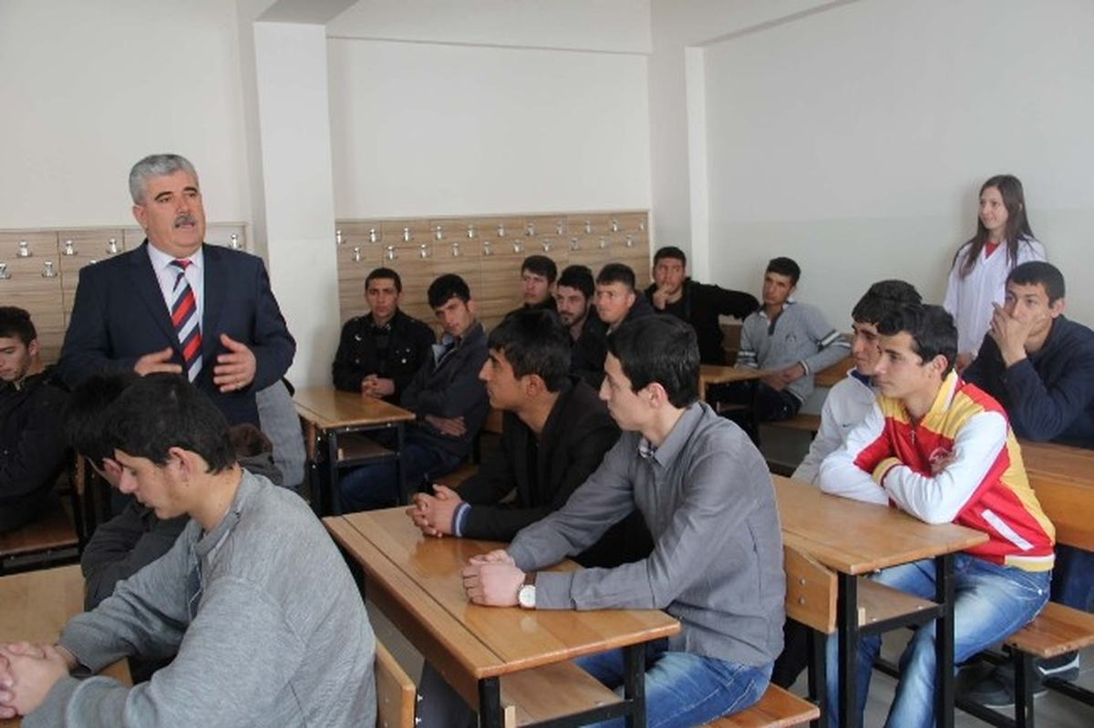 Bitlis İş-Kur Müdürlüğü Okullarda Seminer Veriyor