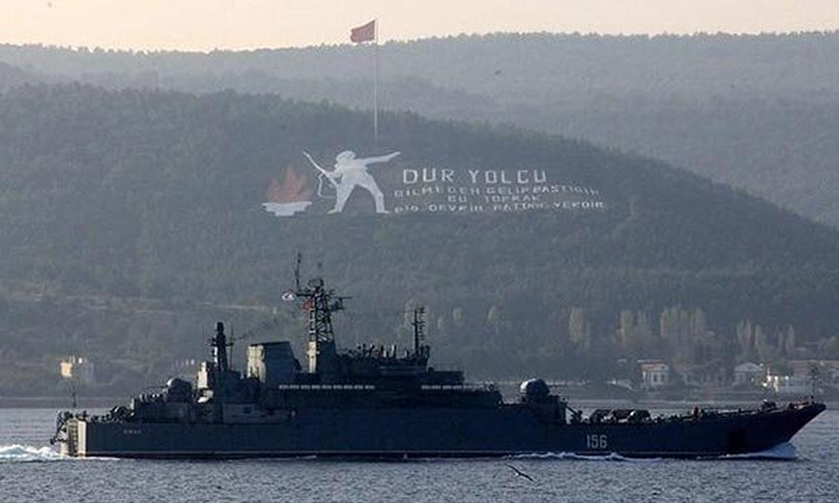 Çanakkale Boğazı\'nda Arızalanan Gemiye Römorkör Gönderildi