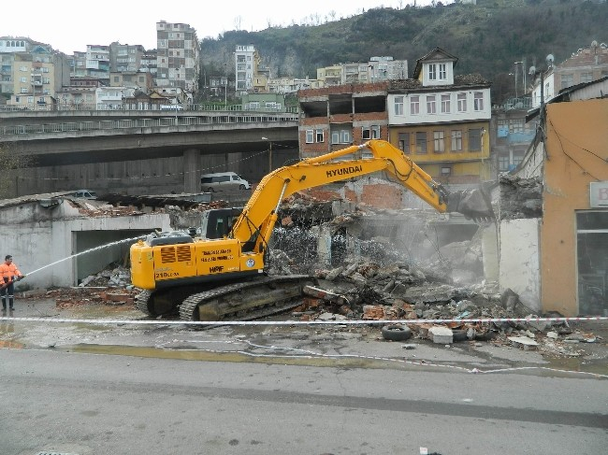 Çömlekçi\'de Kamulaştırılan Binaların Yıkımına Başlandı