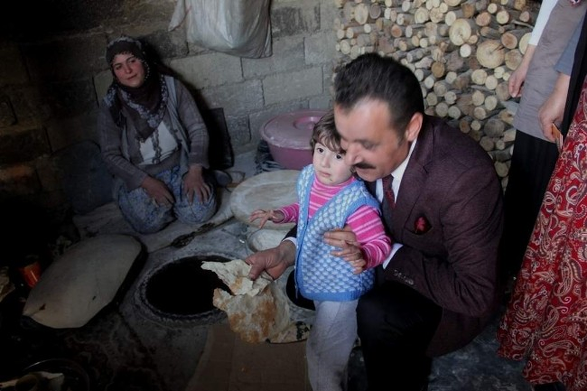 Eminpaşa Mahallesi\'nde Ak Partili Koç\'a Coşkulu Karşılama