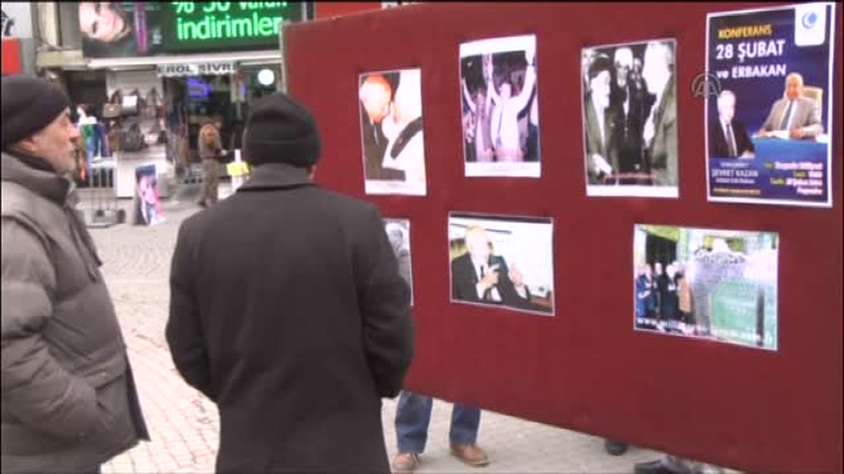 Erbakan fotoğraflarla anılıyor -