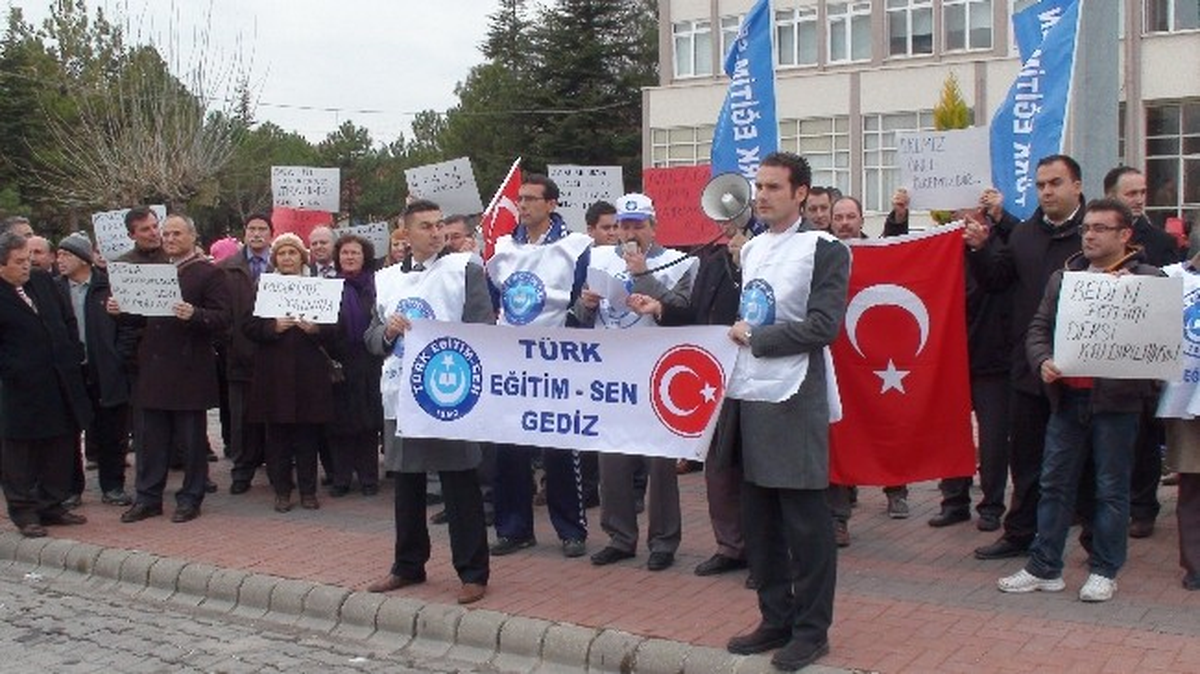 Gediz\'de Türk Eğitim-Sen Üyeleri MEB Yasa Tasarısını Protesto Etti