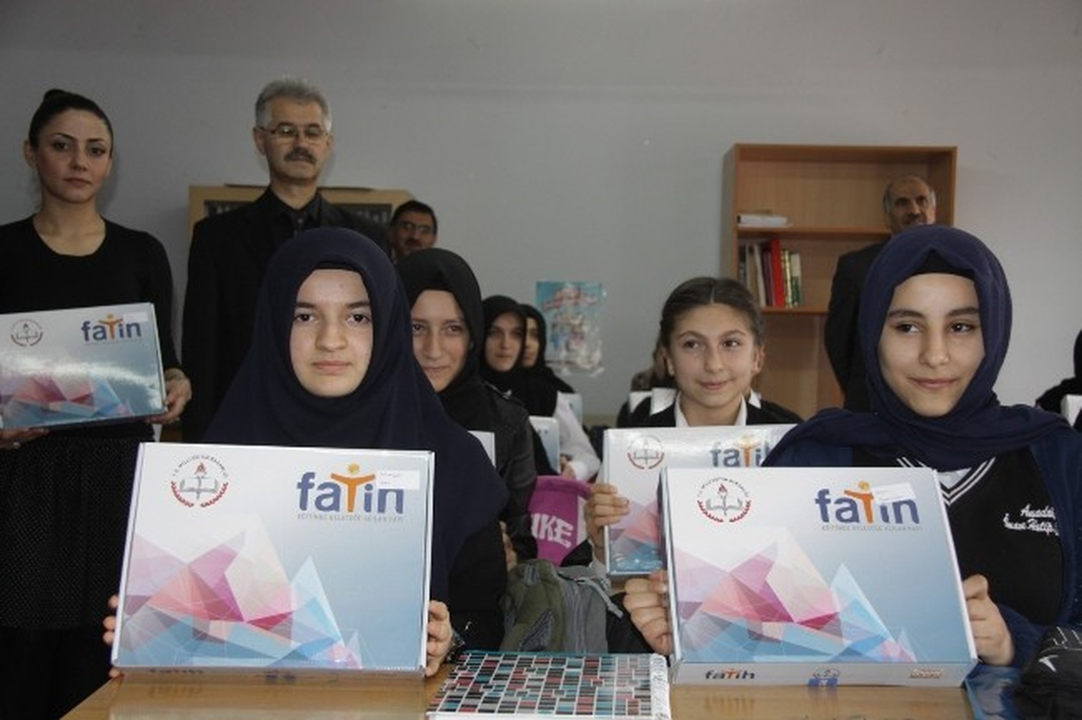 İnegöl\'de Öğrencilere Tablet Dağıtıldı