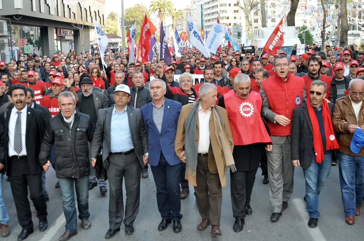 İzmir\'de Sendikalar Hükümeti Protesto Etti