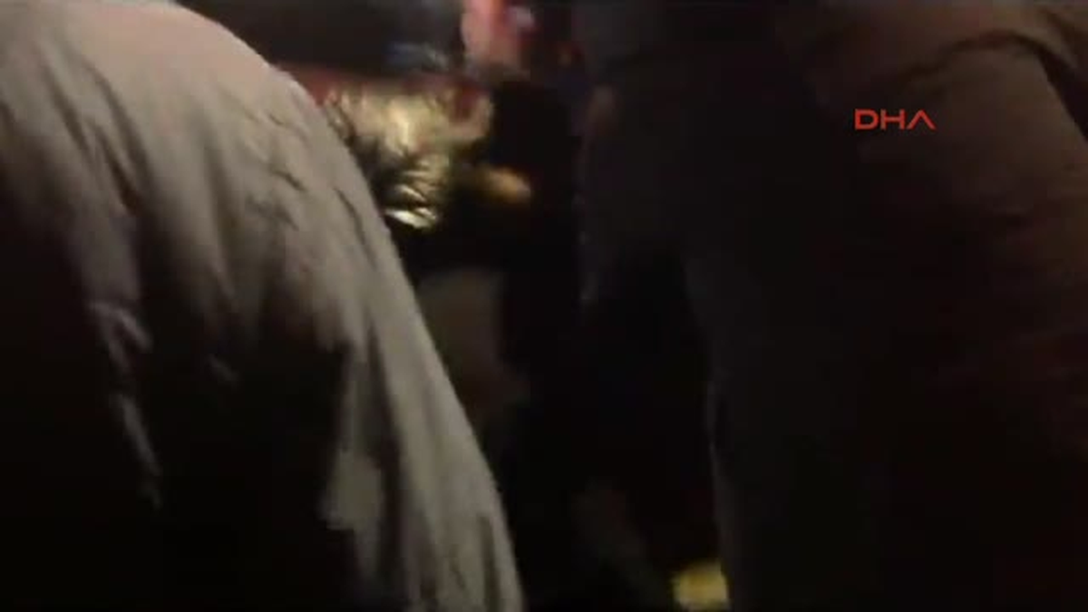 İzmir\'de Ses Kaydı Protestosuna Polis Müdahalesi