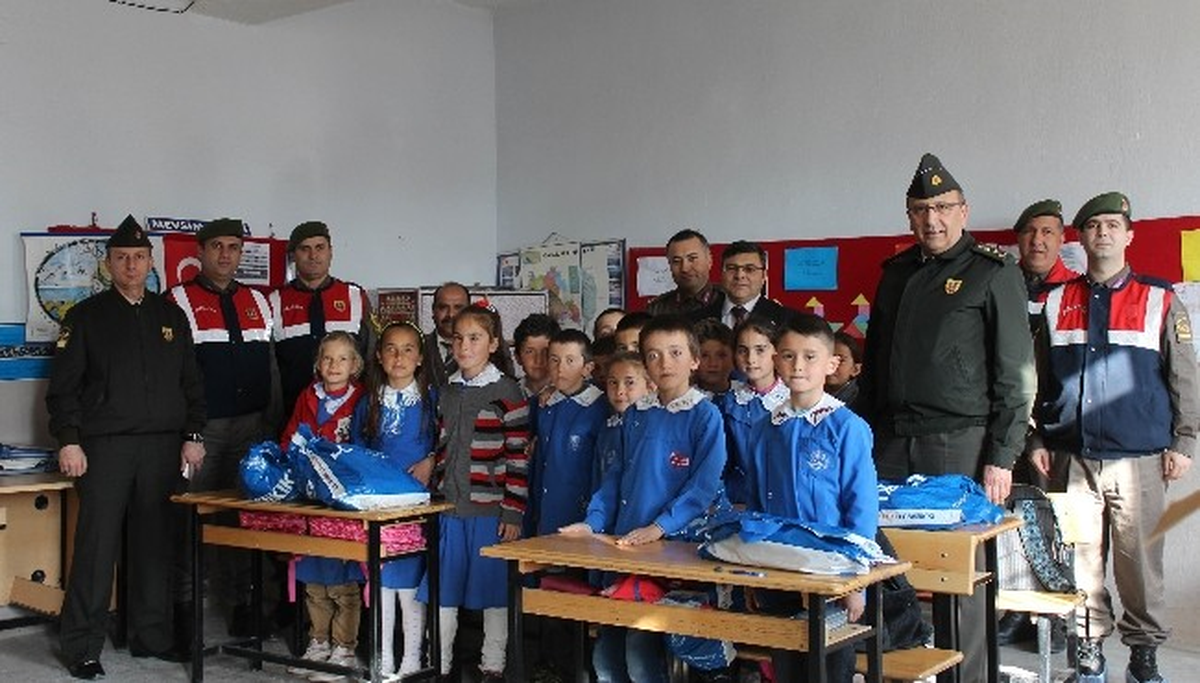 Jandarma Öğrencileri Sevindirdi