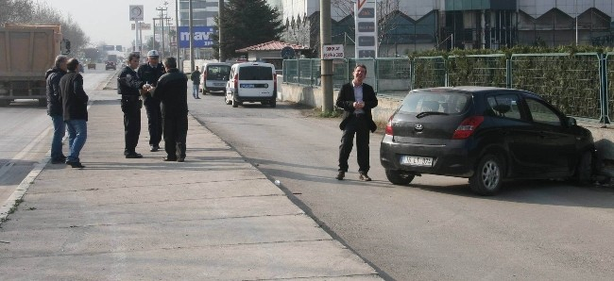 Kaldırımda Yürüyen 2 Kişiye Araç Çarptı