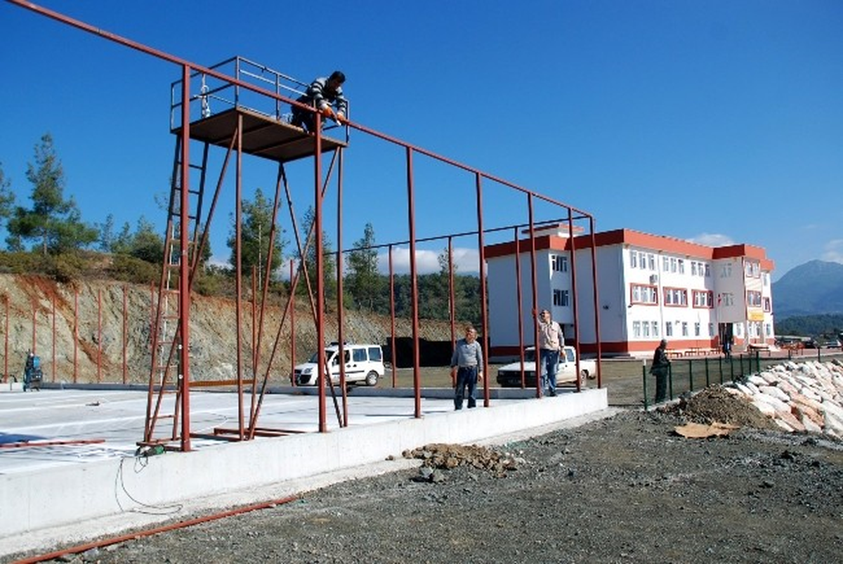 Kumluca\'da Yeni Bir Semt Sahası Daha Yapıldı
