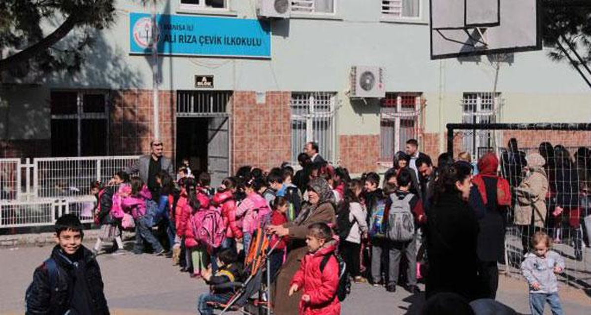 Manisa\'da Sınıf Öğretmeni Cinsel Tacizden Tutuklandı