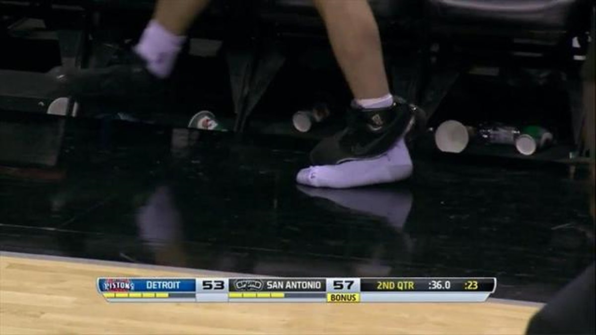 Manu Ginobili\'nin Maç Sırasında Ayakkabısı Patladı