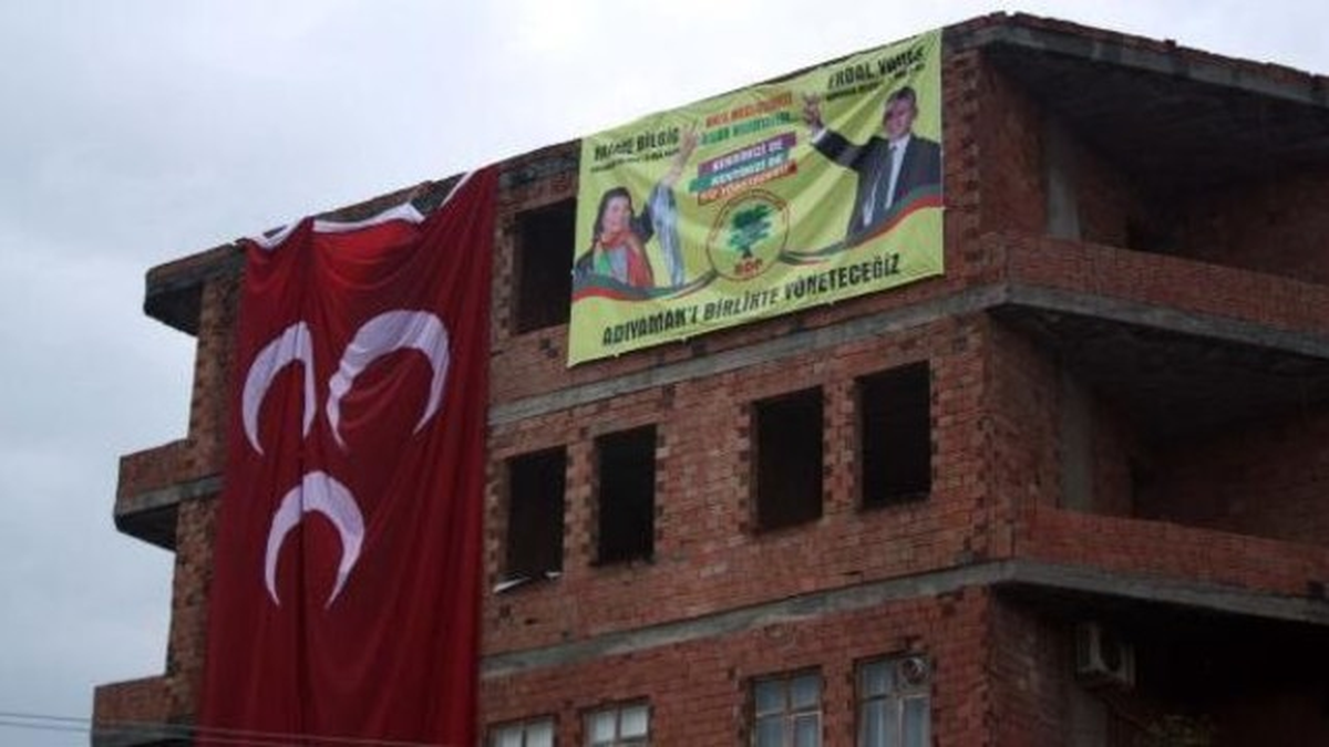 Adıyaman\'da MHP Bayrağı ile BDP Afişi Yan Yana