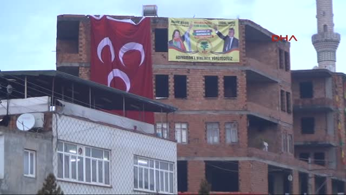 MHP Bayrağı ile BDP Afişi Yan Yana