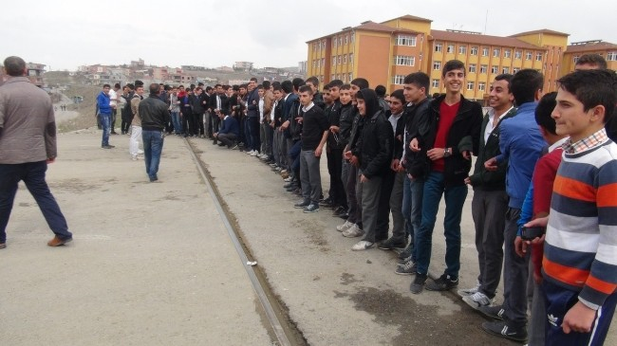 Öğrenciler Hemzemin Geçidini Kapattı