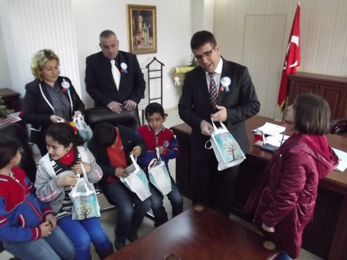 Öğrenciler Vergi Dairesi Başkanını Terletti