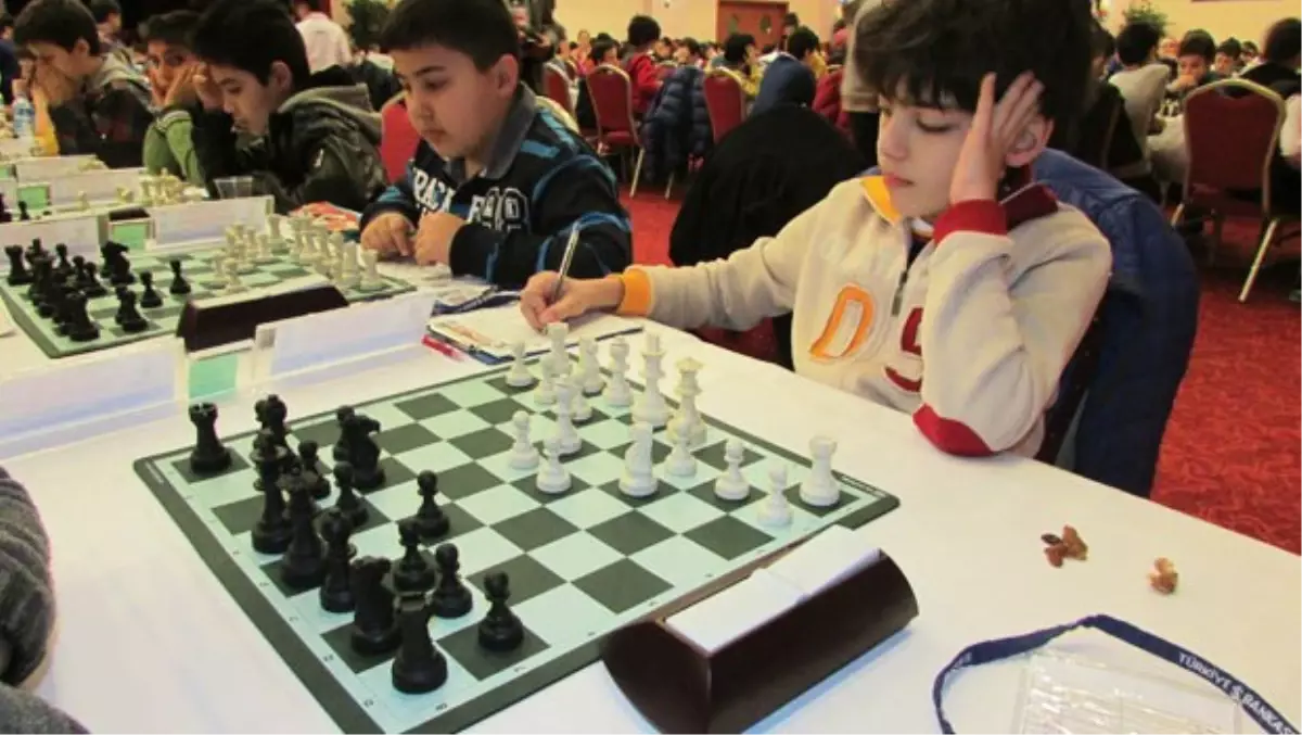 Hakkari'de Öğrencilere Satranç Takımı Dağıtıldı