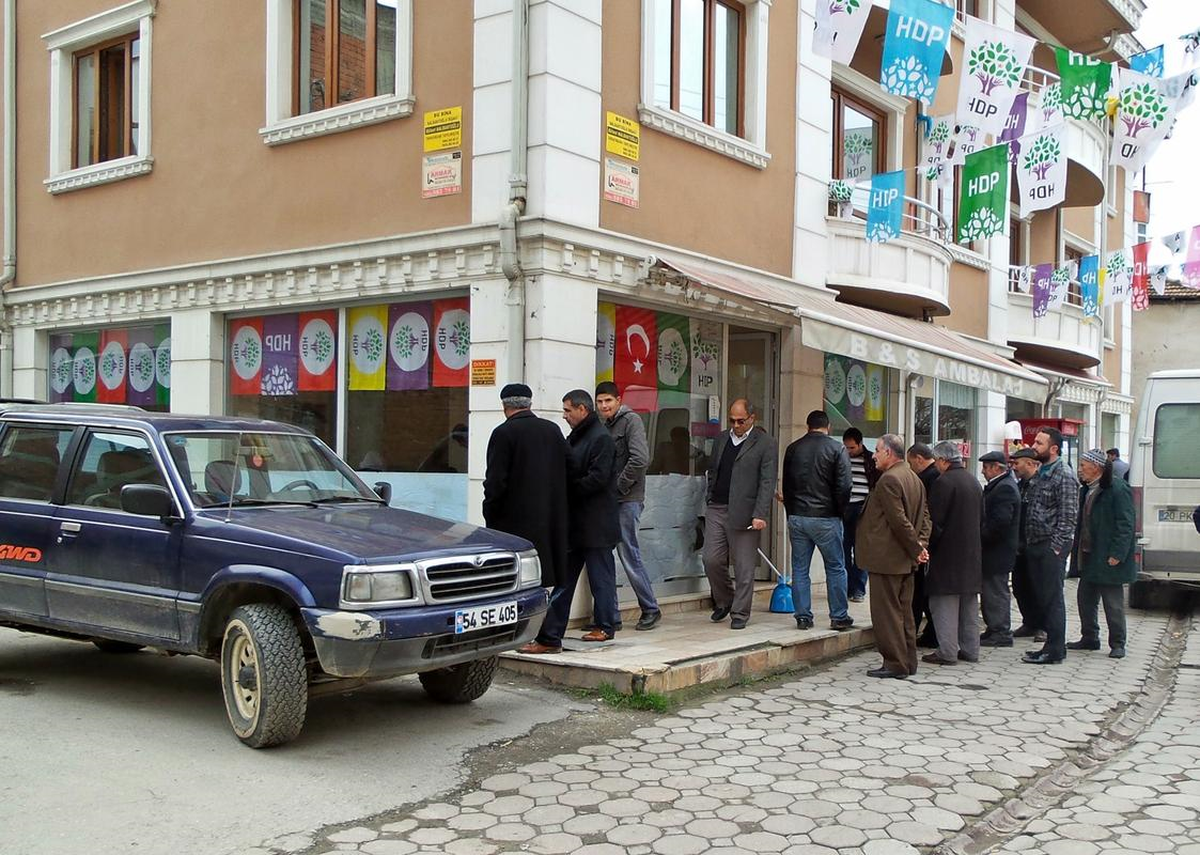 Sakarya\'da Hdp Seçim Bürosuna Taşlı Saldırı