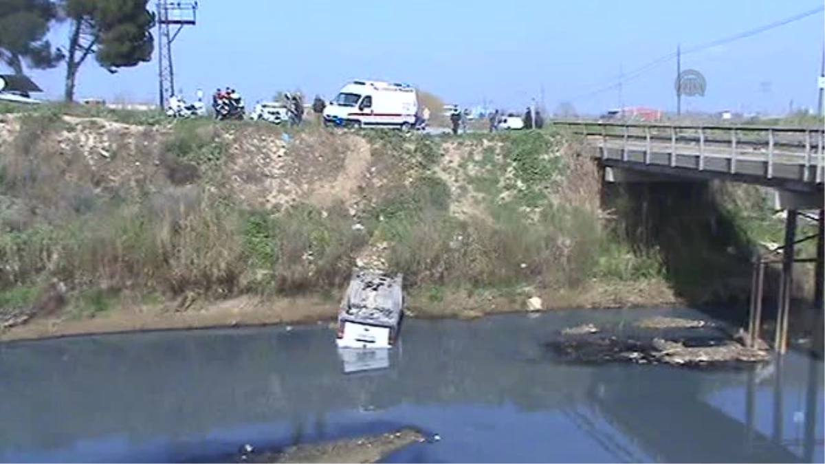 Salihli\'de Dereye Düşen Otomobilin Sürücüsü Yaralandı