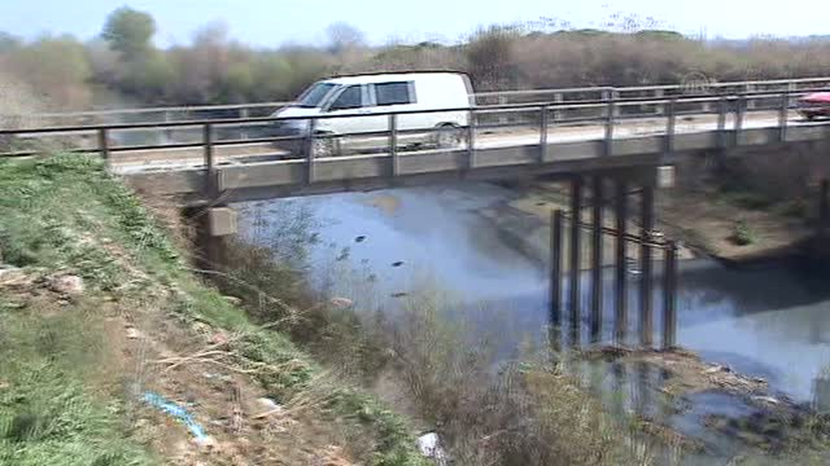 Salihli\'de Dereye Düşen Otomobilin Sürücüsü Yaralandı