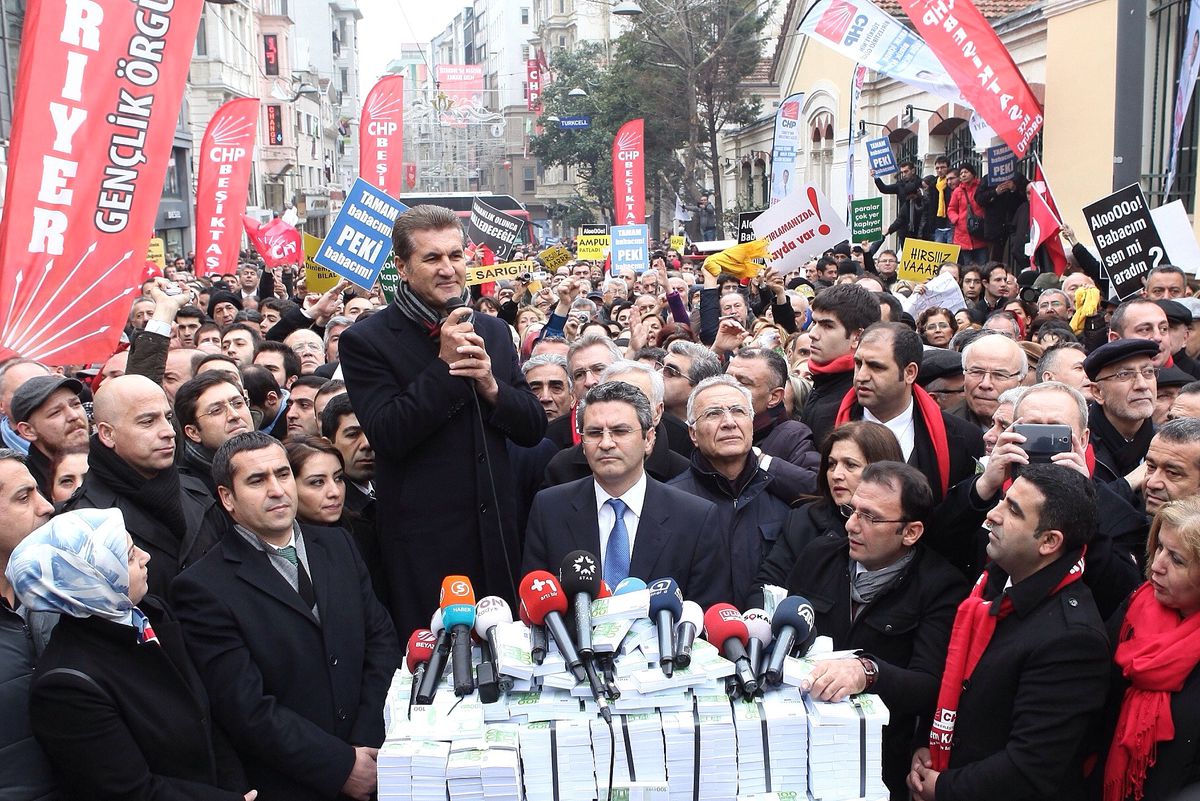 Sarıgül: "Evinde Kutularda Milyon Dolarlar Olan Dışarıda, Genelkurmay Başkanı İçeride"