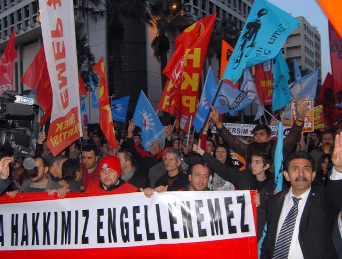 İzmir\'de Sendikalardan Hükümete İstifa Çağrısı
