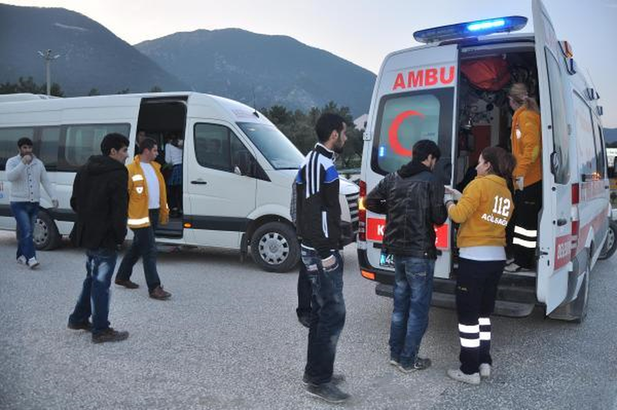Servisi Midibüsü Otomobille Çarpıştı: 3 Yaralı