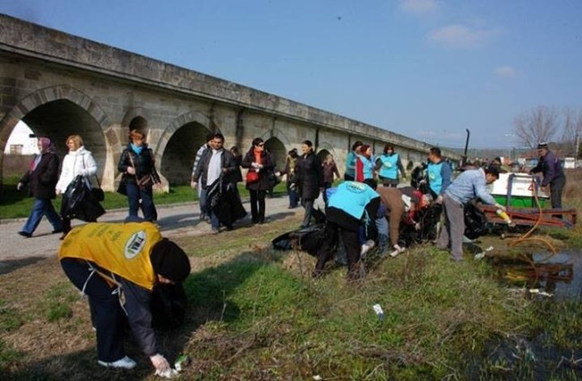 Tema Üyeleri Ergene Nehri\'nde Temizlik Yaptı