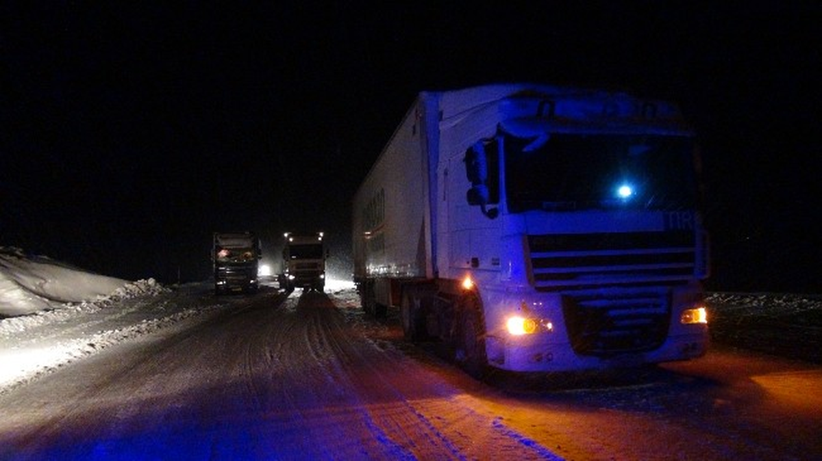 Tipi ve Kar Yağışı Nedeniyle Araçlar Mahsur Kaldı