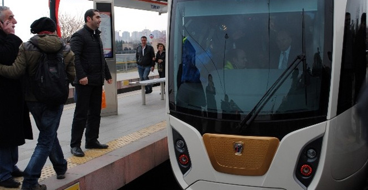 Topbaş, İstanbul\'un İlk Yerli Tramvayını Raylara İndirdi