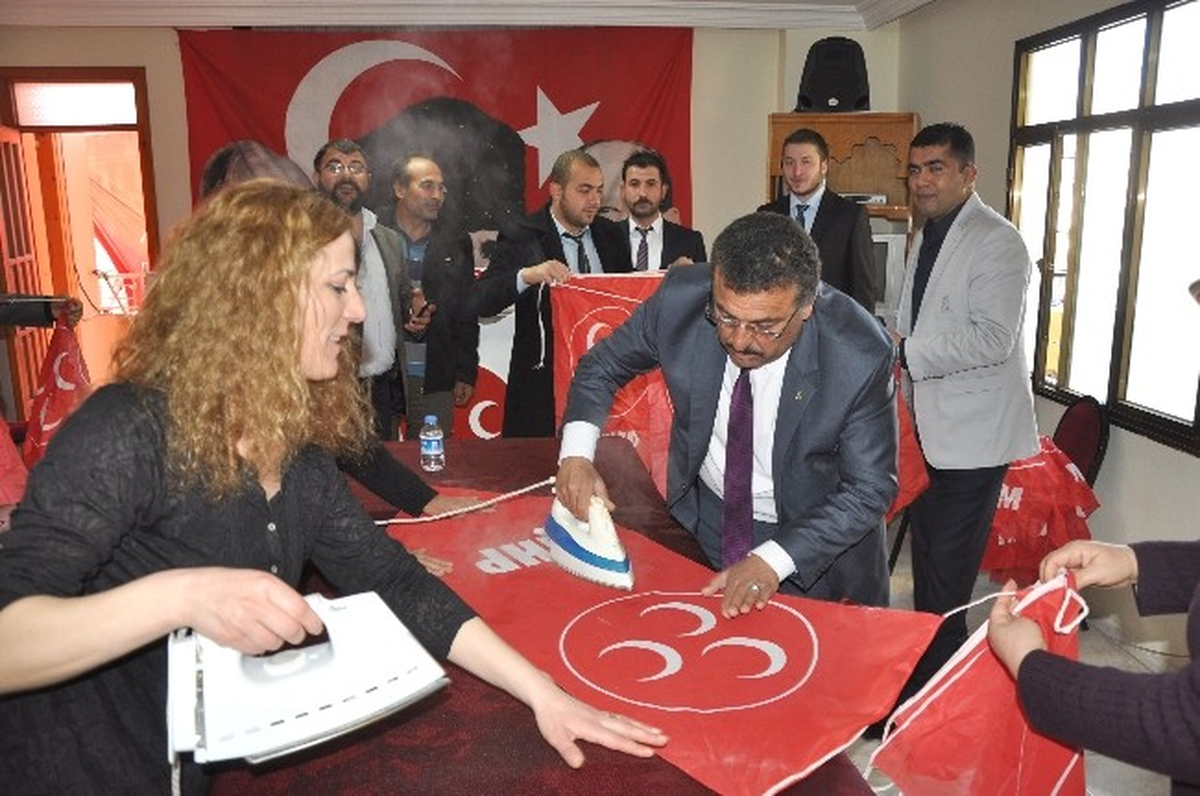 Üç Hilalli Bayrağa Talebi Karşılamak İçin, Eski Bayraklar Temizlenip Ütüleniyor