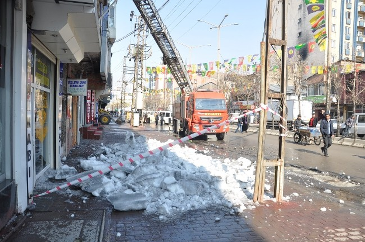 Yüksekova Belediyesi\'nden Çatı ve Buz Temizliği