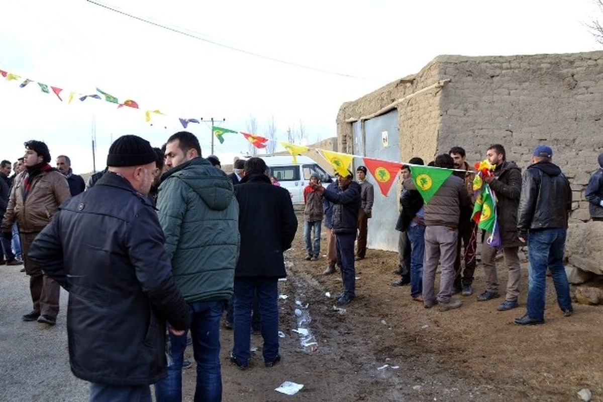 AK Parti\'nin Bayraklarının Sökülmesine Teki