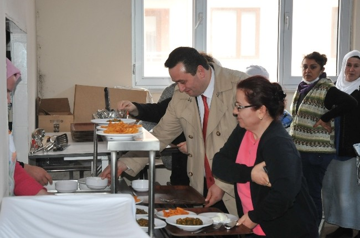 Başkan Adayı Okan Yanmaz, Tekstil Çalışanlarıyla Birlikte Yemek Yedi