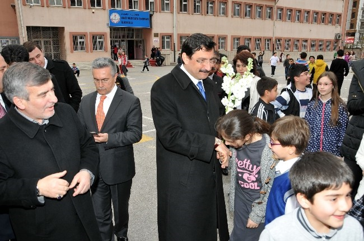 Başkan Ak\'tan Okula Sürpriz Ziyaret