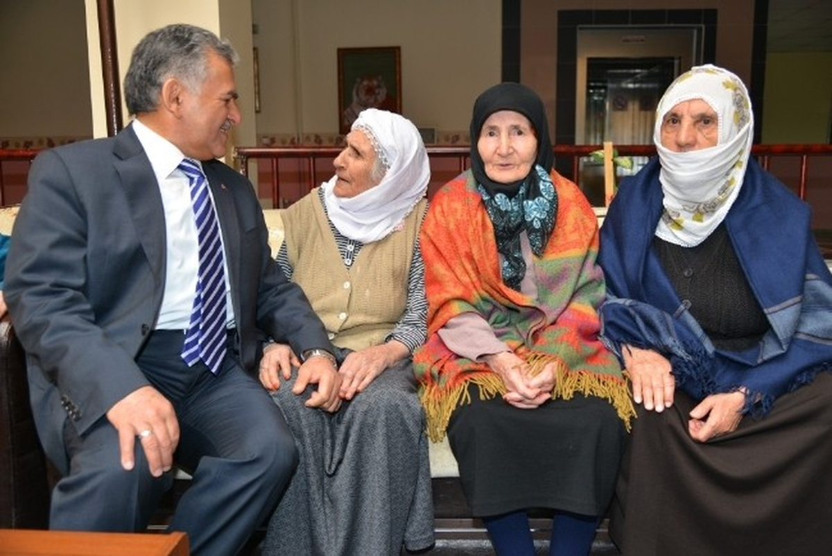Başkan Memduh Büyükkılıç, Huzurevi Sakinleri ile Buluştu