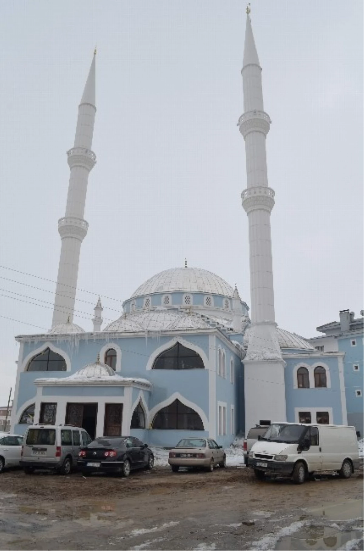 Çaldıran\'da 4 Bin Kişilik Cami, Cuma Namazı ile Birlikte İbadete Açıldı