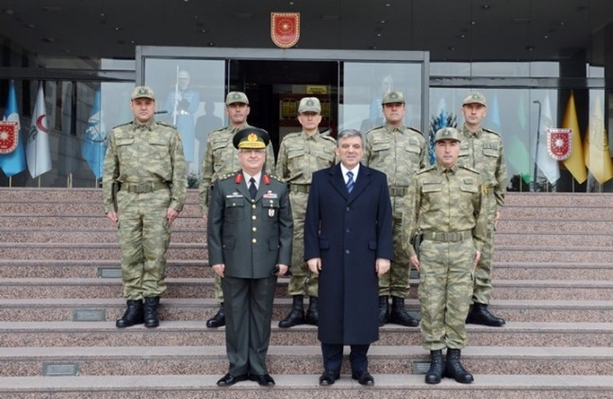 Gül, Cumhurbaşkanlığı Muhafız Alayını Ziyaret Etti