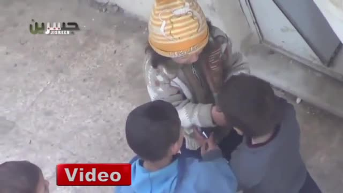 Ekmeğini Paylaşan Suriyeli Küçük Kız Yürekleri Burktu