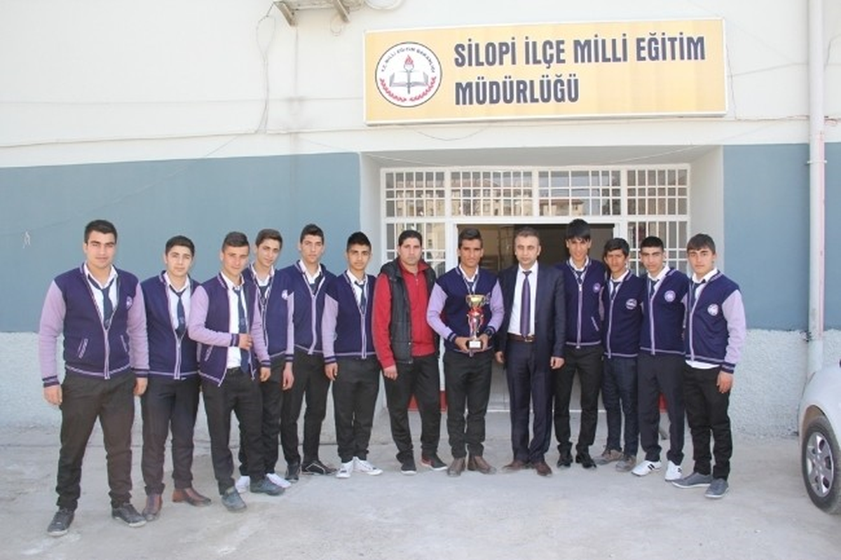 Futbol Turnuvası Birincileri İlçe Milli Eğitim Müdürü Arslan\'ı Ziyaret Etti