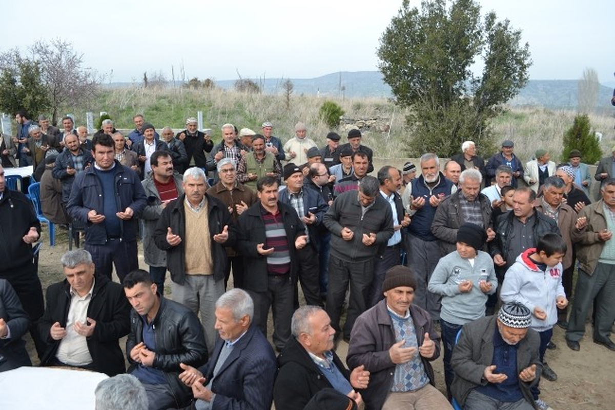 Kula\'da Çiftçiler Yağmur Duasına Çıktı