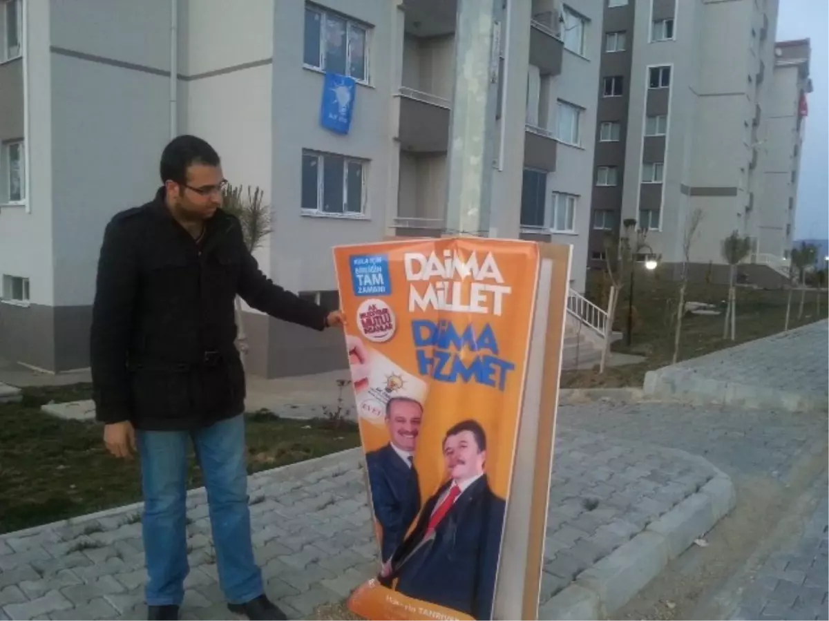 Kula'da Seçim Afişlerine Saldırı