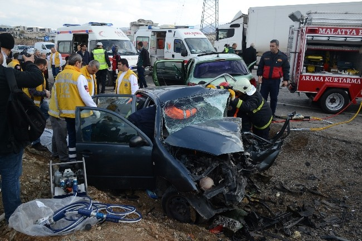 Malatya\'da Zincirleme Trafik Kazası: 2 Ölü