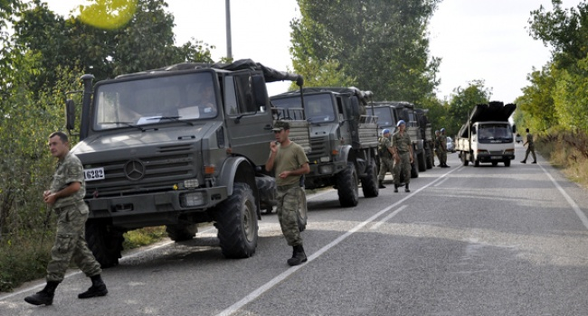 Maskeli 50 Kişi Askeri Kamyonete Taş ve Sopalarla Saldırdı