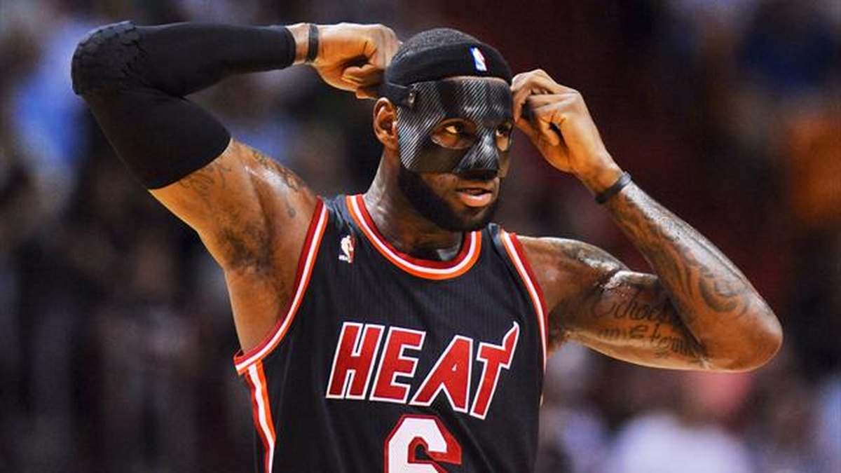 Maskeli LeBron Geri Döndü
