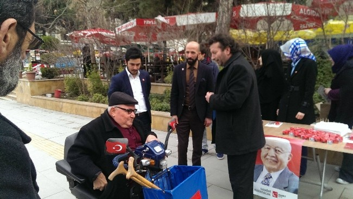 Merhum Erbakan İçin Lokum Dağıtıldı